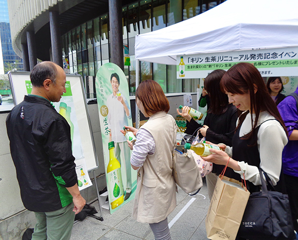 キリンビバレッジ近畿圏統括本部、新「キリン生茶」を大阪で無料配布