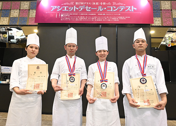 ホテルグランヴィア大阪の山本桃歌氏（左から3人目）が2年連続で優勝した