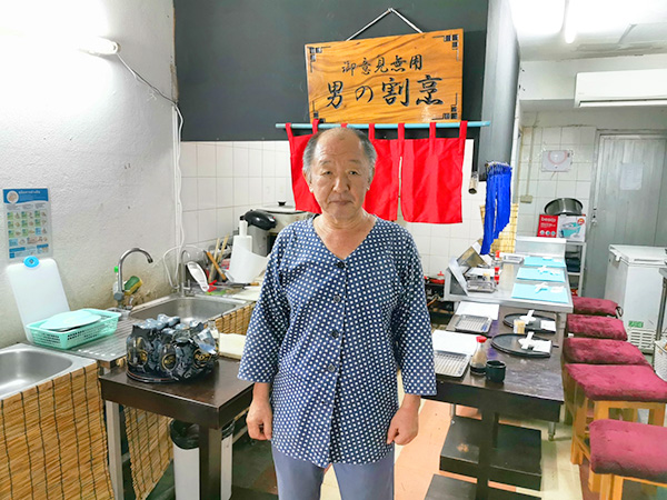 「現地採用者向けに安く日本食を提供したい」と語る「男の割烹」の店主、竹内清忠さん＝タイ・バンコクで小堀晋一が3月27日写す