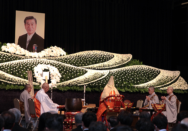 約160人が参列したはくばく・長澤利久前社長の社葬