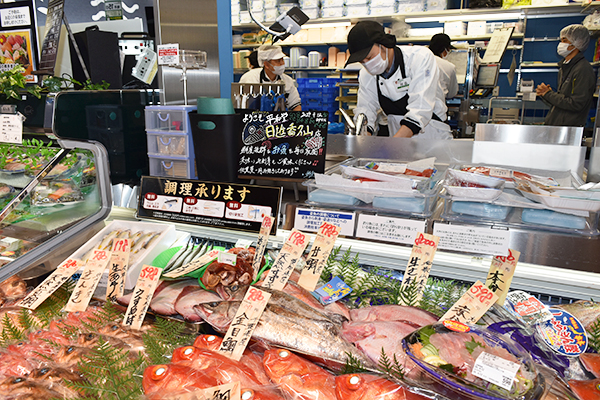鮮度と旬にこだわった鮮魚を対面で販売
