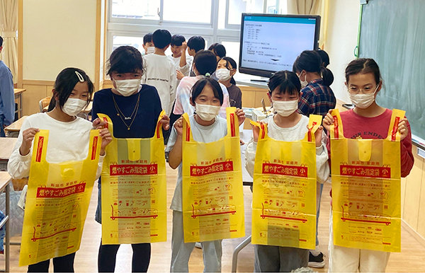 新潟市、コメ原料のゴミ袋を今年度から導入　周知兼ねて小学校で授業