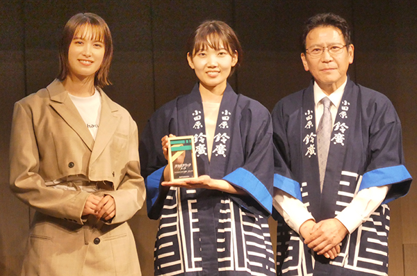 左からプレゼンターのトラウデン直美、奥村真貴子広報担当職長、廣石仁志次長