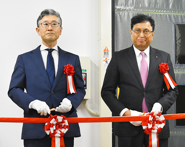 塚本肯志タイナイ社長（左）とジュネジャ・レカ・ラジュ亀田製菓会長CEO