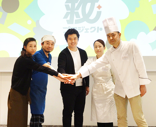 矢野健太社長（中央）と「ひんやりスイーツパン」を開発した4店担当者