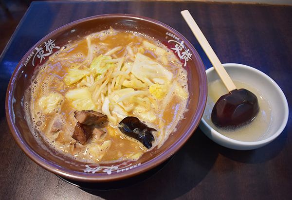 割りスープを添えた「元祖新潟濃厚味噌ラーメン」