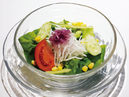 スモーク装飾の手順（1）：ガラス製の上皿にサラダを盛る