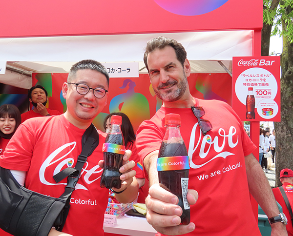福元慶太人事本部ストラテジックビジネスパートナー（左）とパトリック・ジョーダン日本コカ・コーラ人事本部長