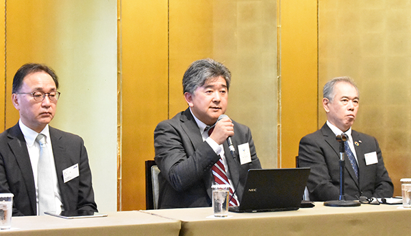 （左から）清水二郎副会長、武藤孝次会長、阿部文明副会長