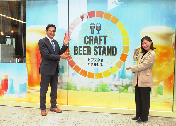 石塚浩樹近畿圏統括本部長（左）と久保育子クラフトビール推進プロジェクトスプリングバレーブランドマネジャー
