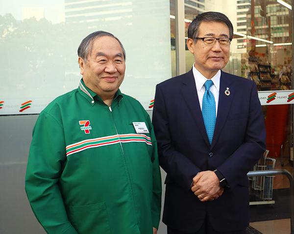 豊洲店の山本憲司オーナー（左）と永松文彦SEJ社長