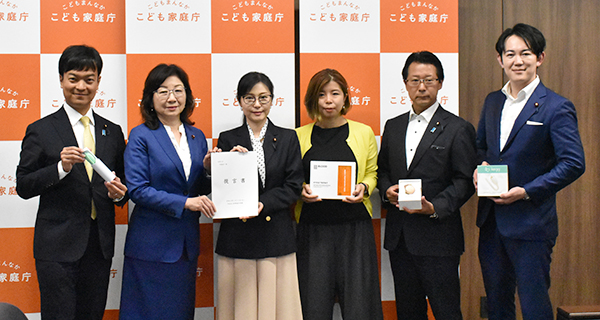 加藤鮎子こども政策担当相（中央（左））に提言書を手渡す