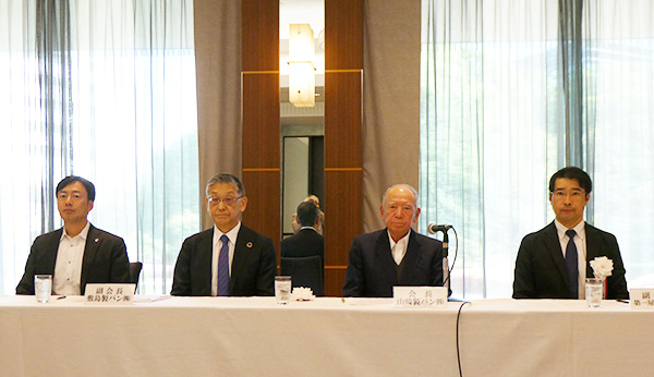 左から安田憲正氏、盛田淳夫副会長、飯島延浩会長、細貝正統副会長