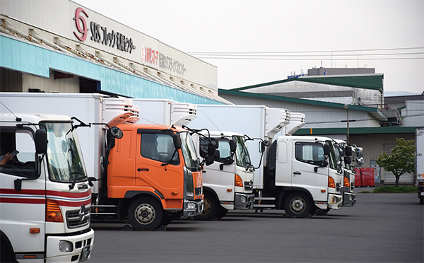 配送トラックが並ぶ札幌市内の物流センター。物流の2024年問題が今後業界に与える影響に関心が高まる