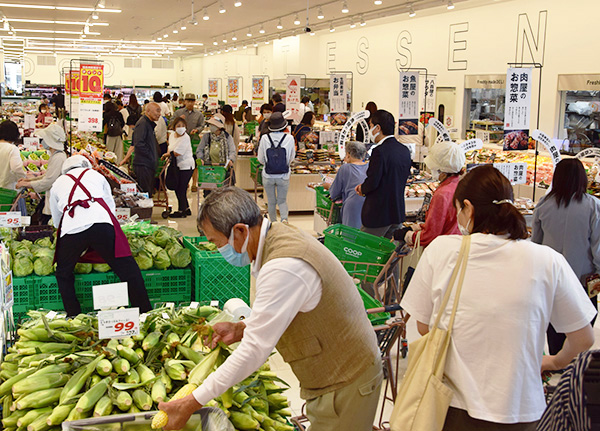 スーパー各社はポイント還元や値頃感を前面に打ち出し集客を図る（写真は札幌近郊のスーパー）