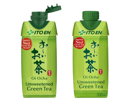 欧州（左）と日本（右）で同時販売する新製品「お～いお茶　緑茶」