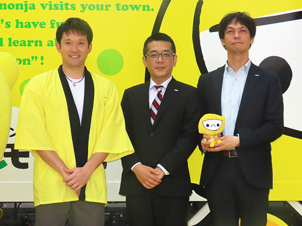 左から杉谷拳士氏、瀬尊弘常務執行役員、本谷宜久グループリーダー