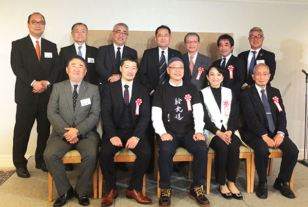 前列左から溝口真人会長、綾部真弥監督、岩淵規プロデューサーと協会役員・関係者