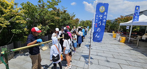 JR博多シティで行われたそうめん流しのイベント