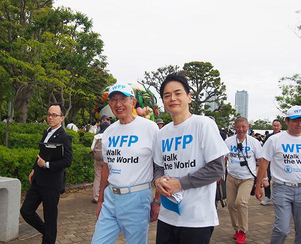 参加者は臨港パークのスタートアーチから5km、8kmのコースを歩く。安藤宏基会長と山中竹春横浜市長も海岸線に沿ってウォーキングを楽しんだ。