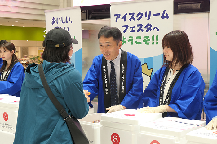 東京会場では田山俊也関東アイスクリーム協会理事長（中央）も自ら配布