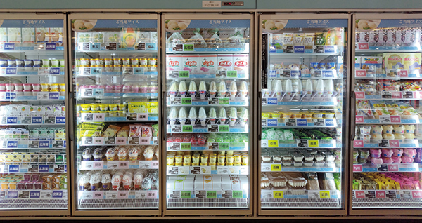 冷凍食品コーナーは地域最大級900品目の品揃え。全国のご当地アイスやスイーツが充実。ソフトクリームは立てて陳列されているので、選びやすく、見るのも楽しい