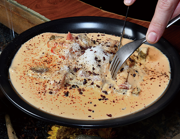 一枚麺カルボナーラ　1,738円（税込み）　迫力ある麺に圧倒される一皿。ナイフとフォークで切って食べる