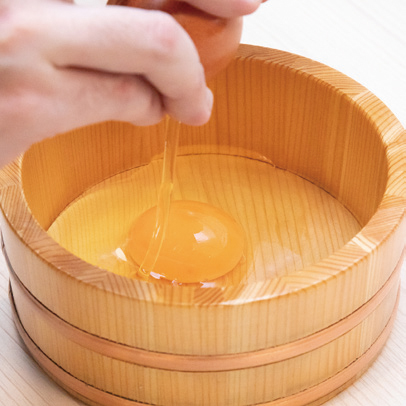 雑炊に不可欠な卵は愛知産の仙寿卵を厳選。だしと同じ名古屋コーチンを親鶏にもつ