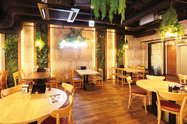 「Green Green Korean Dining」の店内は居心地がよく、親子連れでも入りやすい。利用家庭は会計時にチケットで支払いをするだけで他のお客と変わらないため、抵抗なく利用できる