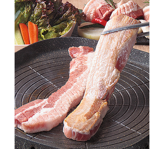 サムギョプサルセット　2,800円（税込み）　厚切り豚肉を使った本場仕込みの味で食べ応えあり