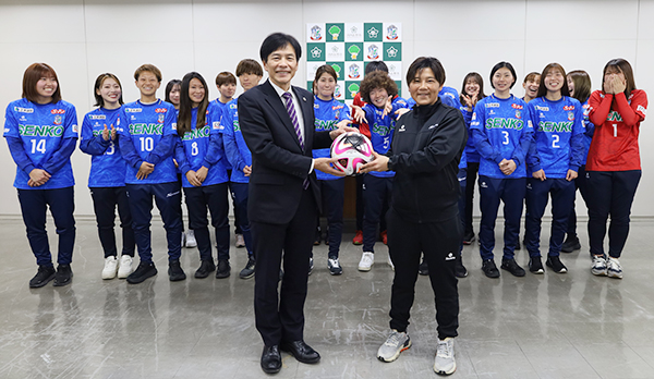 大野忍新監督（右）から島田智明市長にサインボールを贈呈