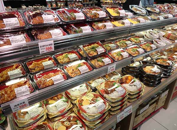 惣菜では弁当・米飯、個食パック、大容量品など、客層にあわせて幅広い品揃え