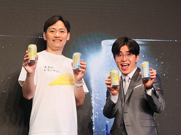 記念イベントに登場した梶浦瑞穂本部長（左）と藤森慎吾