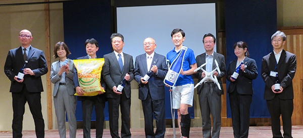 報告会で来春の環和の純米大吟醸酒発売を発表した安福武之助神戸酒心館社長（左から6人目）