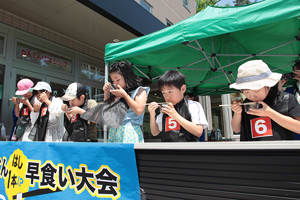 地域の食景色：伊那食品工業「かんてんぱぱ祭」　社員一同で地域に感謝