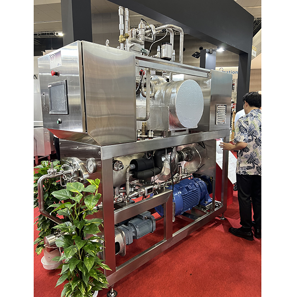 FOOMA展で紹介した国産CO2冷媒採用アイスクリームフリーザー「F-1500SC-CO2」は起動時・チョコ停時の再生（ロス）を出口でゼロにすることを目標に開発している