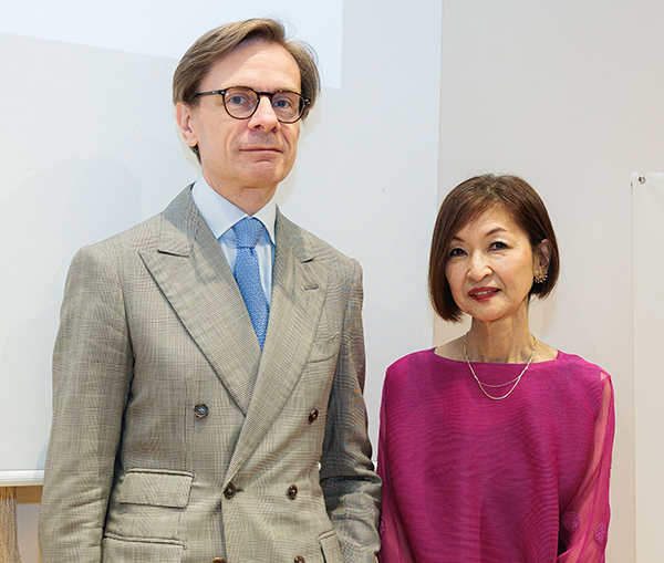 シャルランリ・ブロソー文化参事官（左）と大森由紀子氏