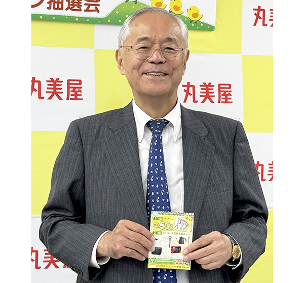 3～5月のふりかけキャンペーンの抽選をする阿部豊太郎社長、応募は前年比10％増の153万3000通を得た