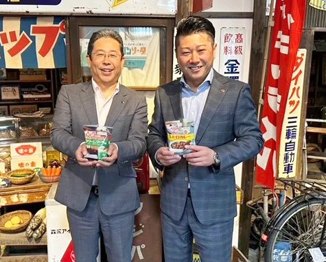 太田考則北名古屋市長（左）と山下洋文フジパン西春工場長