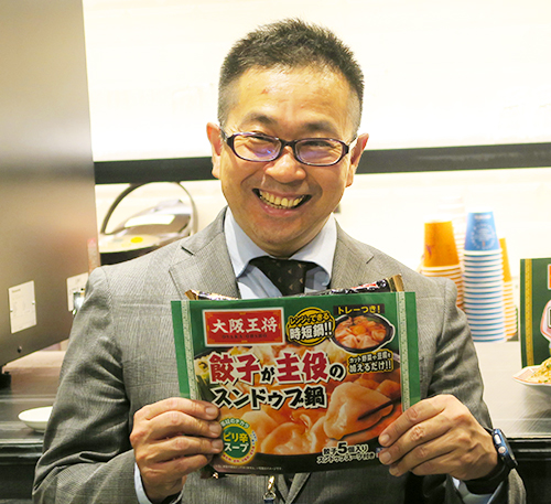 山本浩イートアンドフーズ取締役専務執行役員が街中華の味を食卓で楽しめる新商品を発表