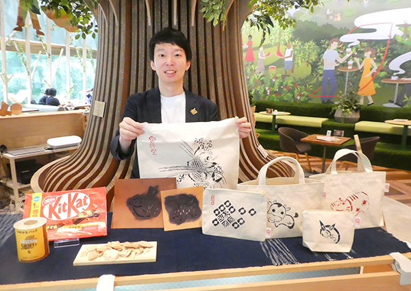 「アップサイクル会津型」製品（前列右）と瀧井和篤事務局長