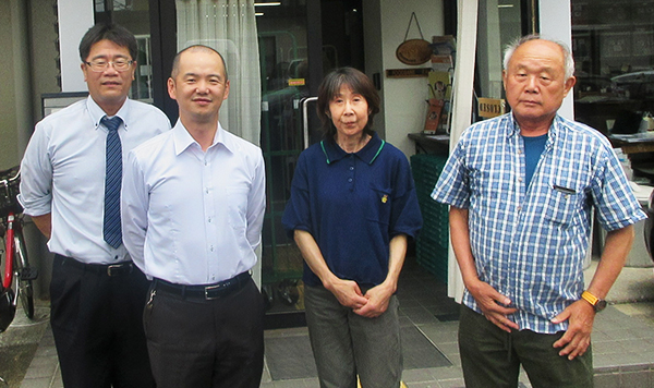 ハローキティそうめんを寄付した内山修明カネス製麺社長（中央左）、中島真紀フードバンク関西理事長（同右）ら