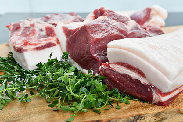イノシシ肉は秋から冬にかけては脂身が、春から夏はさっぱりとした肉質が楽しめる