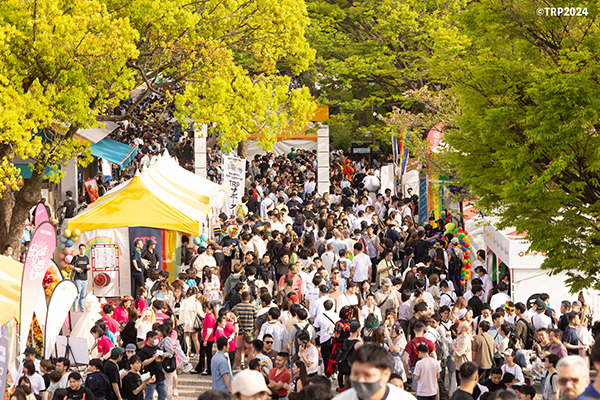 「東京レインボープライド2024」の会場となった代々木公園には300を超えるブースが出展。企業・団体などさまざまな人たちの思いが集まり、初日から会場はにぎわいを見せた