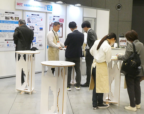 サステナブル・ブランド国際会議2024東京・丸の内ではブースを構え「水素焙煎コーヒー」を振る舞った