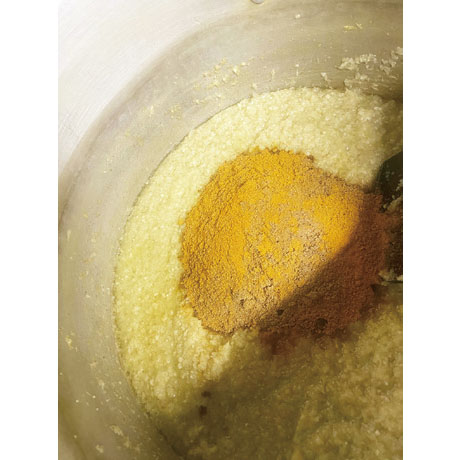 ターメリック、クミン、コリアンダー、ガラムマサラと塩を加える。小麦粉を使用しないグルテンフリーのスパイスカレー