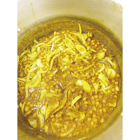 炊いたヒヨコ豆、水を加えて煮込み、玉ネギのスライス2kg分を加える