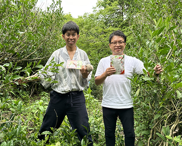 耕作放棄地だった茶園から新たな需要を創出した伊川健一代表と下田裕マネージャー（右）