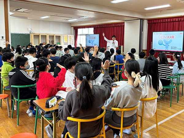森永乳業、神戸の小中学校で出前授業　「おなかから健康に」