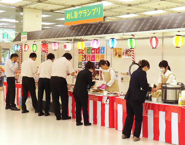 5㎏炊ける炊飯器を2台使い、ご飯と漬物を食べ比べる「めし旨グランプリ」で会場は盛り上がった